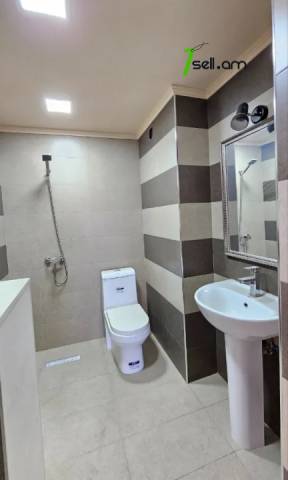 Չորս հարկանի քարե տուն Սիլիկյան 4-րդ փողոցում Աջափնյակում, 2480 ք.մ., 3+ սանհանգույց, մեծ հողամաս