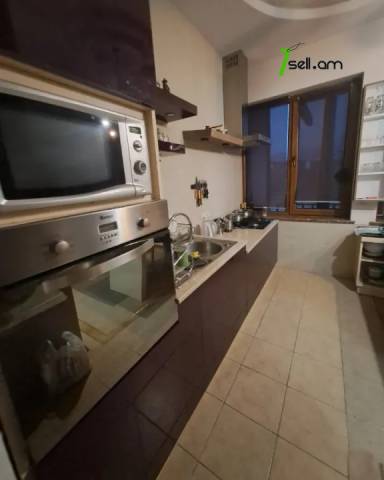 3 սենյականոց բնակարան Տերյան փողոցում, 110 քմ, նախավերջին հարկ, կապիտալ վերանորոգված, քարե շենք