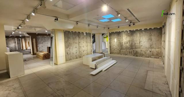 Բազմաֆունկցիոնալ գույք Հանրապետության փողոցում կենտրոնում, 1200 ք.մ.