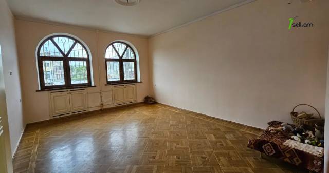 Բազմաֆունկցիոնալ գույք Ազատության պողոտայում Արաբկիրում, 900 քմ