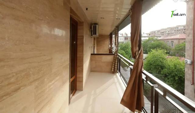 3 սենյականոց բնակարան Հանրապետության փողոցում, 83 ք.մ., 3/5 հարկ, եվրովերանորոգված, քարե շենք