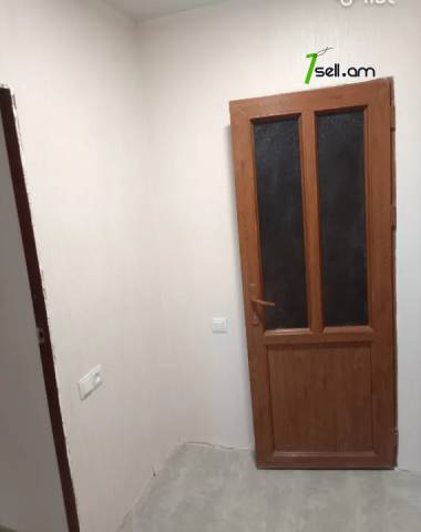 Մեկ հարկանի քարե տուն Սարի Թաղ 6-րդ փողոցում Էրեբունիում, 45 քմ, եվրովերանորոգված