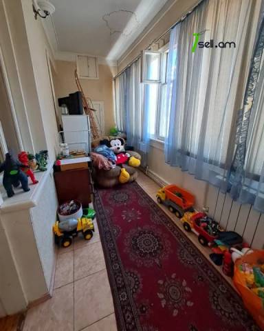 3 սենյականոց բնակարան Պարոնյան փողոցում, 95 ք.մ., բարձր առաստաղներ, 2/5 հարկ, կապիտալ վերանորոգված