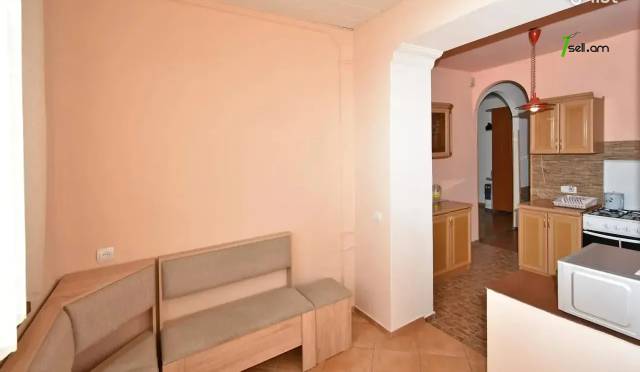 1 սենյականոց բնակարան Գյուլբենկյան փողոցում, 43 քմ, մի քանի պատշգամբ, եվրովերանորոգված, քարե շենք