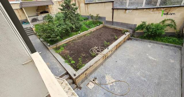 Երկու հարկանի քարե տուն Սեպուհի փողոցում Արաբկիրում, 890 ք.մ., 2 սանհանգույց, կապիտալ վերանորոգված