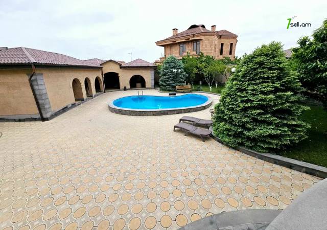 Երկու հարկանի քարե տուն, Գ-1 թաղամաս Աջափնյակում, 1200 ք.մ., 2 սանհանգույց, կապիտալ վերանորոգված