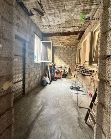 2 սենյականոց բնակարան Աթոյան փողոցում, 51 ք.մ., 1/4 հարկ, մասնակի վերանորոգում, քարե շենք