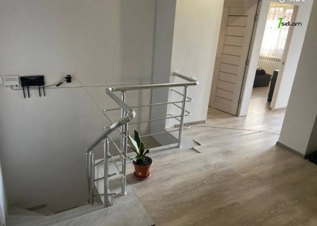 Երկու հարկանի տուն Բագրևանդի 23-րդ փողոցում Ջրվեժում, 220 քմ, 2 սանհանգույց, կապիտալ վերանորոգված