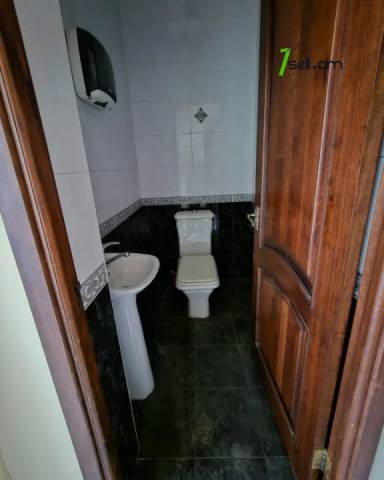 Երեք հարկանի քարե տուն Քաջազնունի փողոցում կենտրոնում, 1060 ք.մ., 3+ սանհանգույց