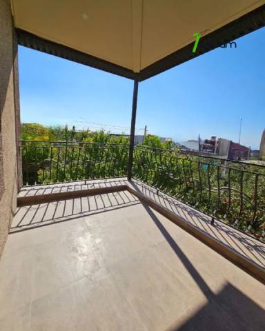 Երեք հարկանի քարե տուն Բագրևանդի փողոցում Նոր Նորքում, 1560 ք.մ., 3+ սանհանգույց