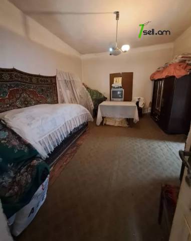 Երկու հարկանի քարե տուն Պարույր Սևակի փողոցում Քանաքեռ Զեյթունում, 320 ք.մ.