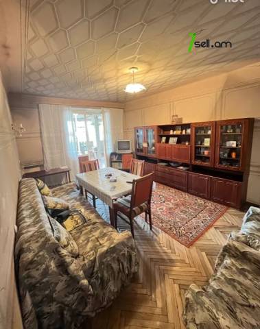 4 սենյականոց բնակարան Դրոյի փողոցում, 125 ք.մ., նախավերջին հարկ, քարե շենք