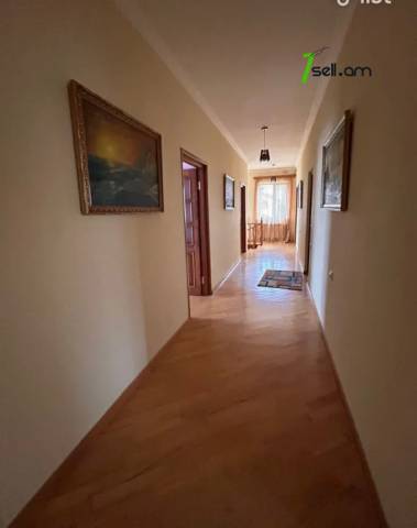 Երեք հարկանի քարե տուն Առինջի 17-րդ փողոցում Առինջում, 360 ք.մ., 3+ սանհանգույց