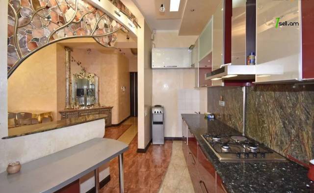 4 սենյականոց բնակարան Թումանյան փողոցում, 135 ք.մ., 3/5 հարկ, 2 սանհանգույց, բարձր առաստաղներ