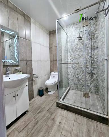 Երեք հարկանի քարե տուն Նար-Դոսի փողոցում կենտրոնում, 1510 ք.մ., 3+ սանհանգույց, կապիտալ վերանորոգված