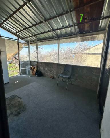 Երկու հարկանի քարե տուն 15-րդ փողոցում Շենգավիթում, 597 քմ, 2 սանհանգույց, կոսմետիկ վերանորոգում