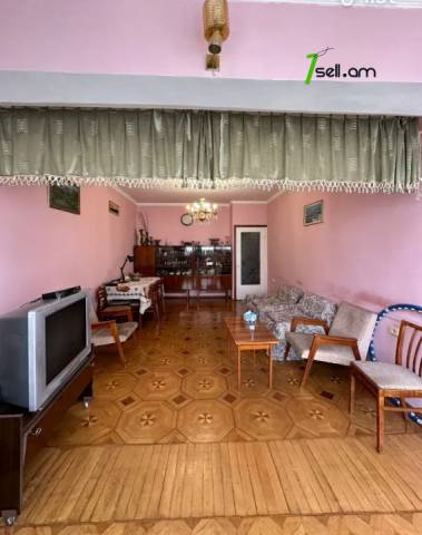 3 սենյականոց բնակարան Մամիկոնյանց փողոցում, 77 քմ, նախավերջին հարկ, կապիտալ վերանորոգված, քարե շենք