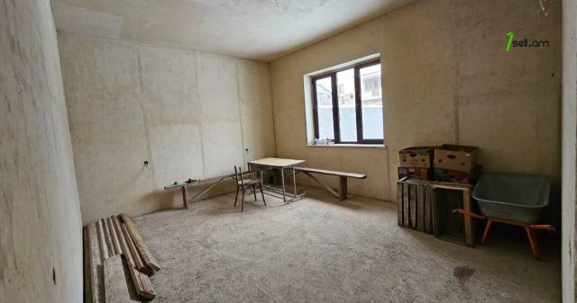 Երկու հարկանի տուն Պարույր Սևակի փողոցում Ավանում, 888 քմ, 2 սանհանգույց, մասնակի վերանորոգում