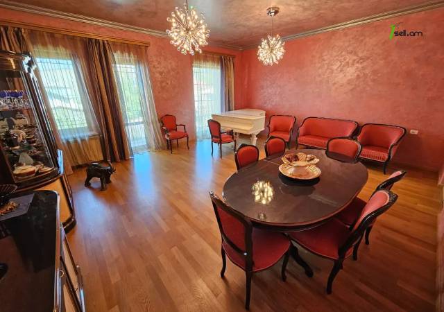 Երկու հարկանի քարե տուն Չարենցի փողոցում կենտրոնում, 740 ք.մ., 3+ սանհանգույց, կապիտալ վերանորոգված