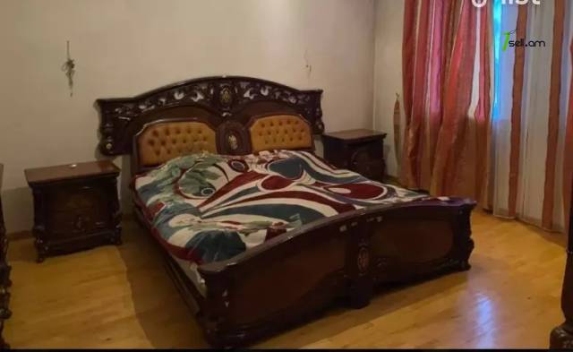 Երեք հարկանի քարե տուն Ծարավ աղբյուրի փողոցում Ավանում, 360 ք.մ., 2 սանհանգույց