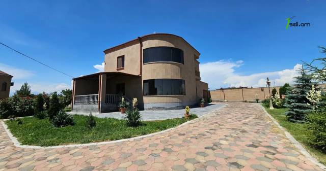 Երկու հարկանի քարե տուն Սիլիկյանի 5-րդ փողոցում Աջափնյակում, 3000 քմ, 2 սանհանգույց, մեծ հողամաս