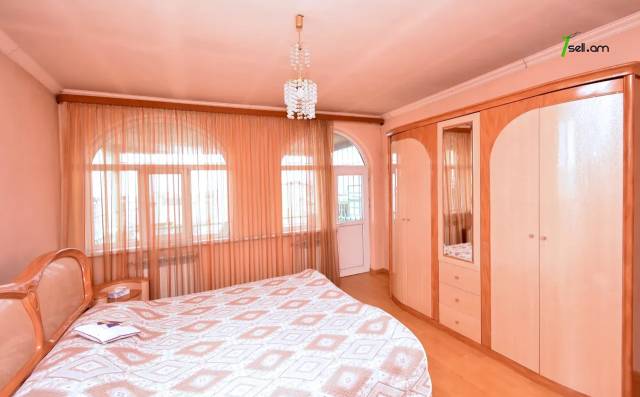 Երեք հարկանի քարե տուն Ազատամարտիկների փողոցում Էրեբունիում, 182 քմ, 2 սանհանգույց