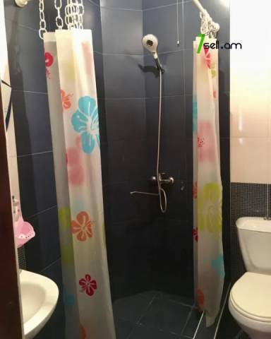 Երկու հարկանի քարե տուն Ռայնիսի փողոցում Քանաքեռ Զեյթունում, 300 քմ, 2 սանհանգույց, եվրովերանորոգված