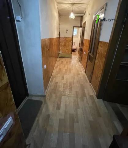 2 սենյականոց բնակարան Արամ Խաչատրյան փողոցում, 65 քմ, 2/5 հարկ, 2 սանհանգույց, քարե շենք