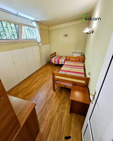 Երեք հարկանի քարե տուն Սայաթ-Նովայի պողոտայում կենտրոնում, 240 ք.մ., 2 սանհանգույց, եվրովերանորոգված