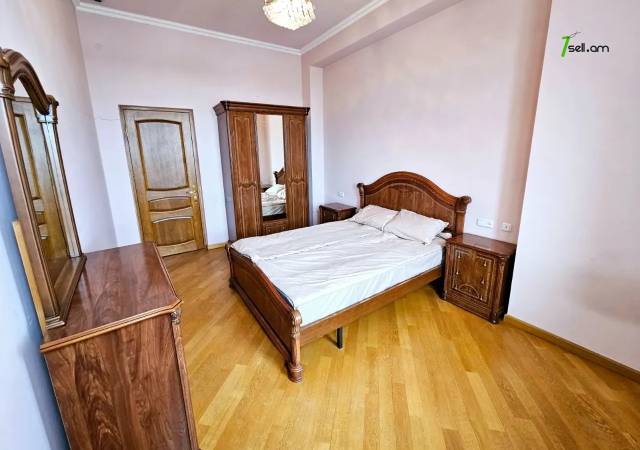 Երեք հարկանի քարե տուն Բարբյուսի փողոցում Արաբկիրում, 1060 ք.մ., 3+ սանհանգույց