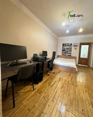 3 սենյականոց բնակարան Սարյանի փողոցում, 80 քմ, նախավերջին հարկ, եվրովերանորոգված, քարե շենք