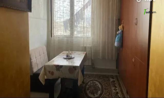 4 սենյականոց բնակարան Ռոստովյան փողոցում, 75 ք.մ., 3/5 հարկ, կոսմետիկ վերանորոգում, քարե շենք