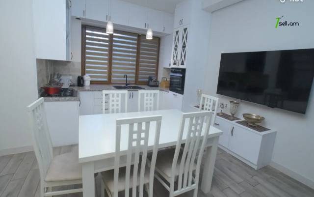 Երեք հարկանի թաունհաուզ Անաստաս Միկոյանի փողոցում Դավիթաշենում, 250 ք.մ., 2 սանհանգույց