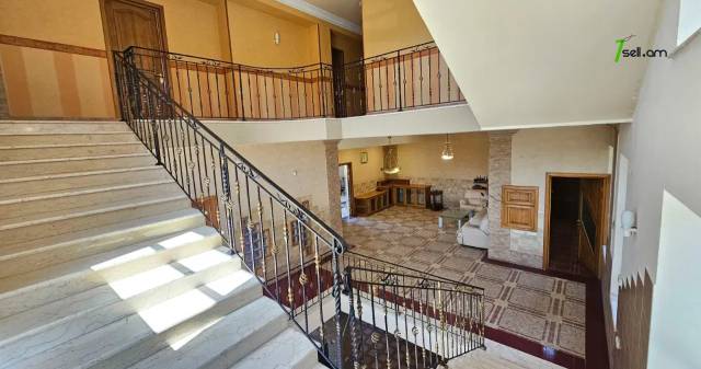 Չորս հարկանի քարե տուն Գարեգին Հովսեփյանի փողոցում Նորք Մարաշում, 2265 քմ, 3+ սանհանգույց