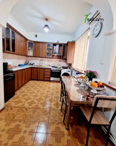 Երկու հարկանի քարե տուն, Նոյ թաղամաս Աջափնյակում, 840 ք.մ., 3+ սանհանգույց, եվրովերանորոգված