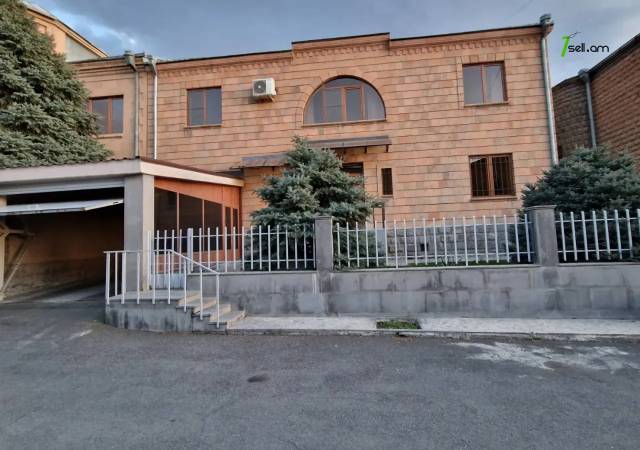 Երկու հարկանի քարե տուն Դավիթ Բեկի փողոցում Էրեբունիում, 1000 քմ, 3+ սանհանգույց