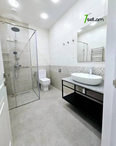 Երեք հարկանի քարե տուն, Դուրյան թաղամաս Ավանում, 400 քմ, 3+ սանհանգույց, կապիտալ վերանորոգված