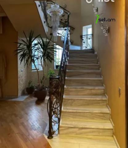 Երեք հարկանի քարե տուն Ծարավ աղբյուրի փողոցում Ավանում, 360 ք.մ., 2 սանհանգույց