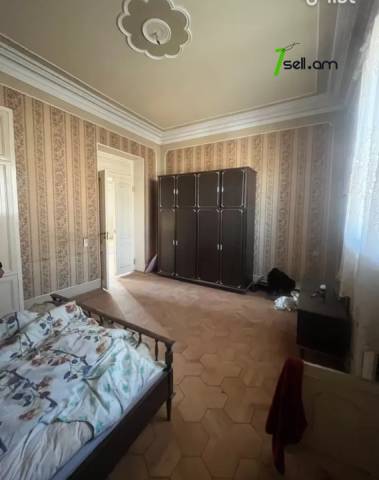 Երկու հարկանի քարե տուն Աբովյանում, 1170 ք.մ., 2 սանհանգույց, մասնակի վերանորոգում