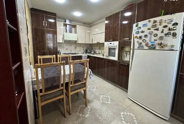 4 սենյականոց բնակարան Եզնիկ Կողբացու փողոցում, 105 քմ, կապիտալ վերանորոգված