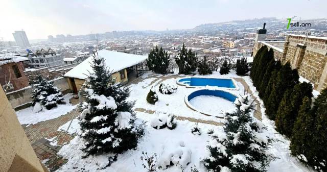 Երեք հարկանի քարե տուն Խաչատուր Աբովյանի փողոցում Ավանում, 1960 ք.մ., 3+ սանհանգույց