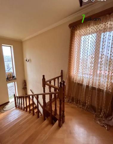 Երեք հարկանի քարե տուն Առինջի 17-րդ փողոցում Առինջում, 360 ք.մ., 3+ սանհանգույց