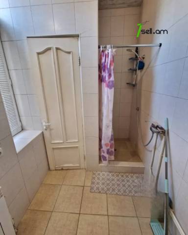 Երկու հարկանի քարե տուն Մելքումովի փողոցում Դավիթաշենում, 400 ք.մ., 2 սանհանգույց