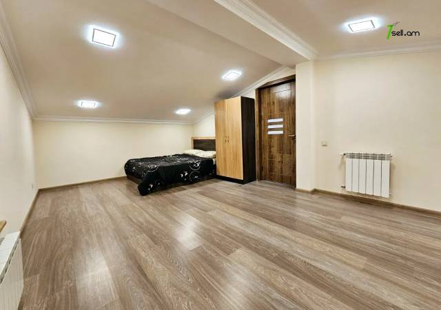 Երեք հարկանի քարե տուն Նոր Արեշի 2րդ փողոցում Էրեբունիում, 450 ք.մ., 3+ սանհանգույց