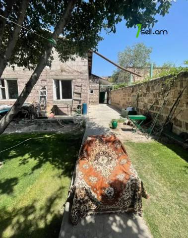 Մեկ հարկանի քարե տուն Հրաչյա Ներսիսյան փողոցում Քանաքեռ Զեյթունում, 90 քմ