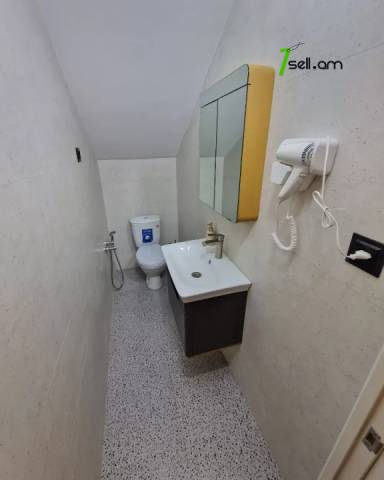 Երկու հարկանի քարե տուն, Դավթաշենի 2-րդ զանգված Դավիթաշենում, 170 ք.մ., 2 սանհանգույց