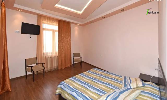 3 սենյականոց բնակարան նորակառույց շենքում Աղբյուր Սերոբի փողոցում, 130 ք.մ., 2 սանհանգույց