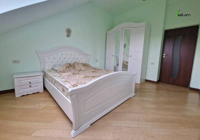 3 սենյականոց բնակարան Մոսկովյան փողոցում, 120 ք.մ., 2 սանհանգույց, բարձր առաստաղներ