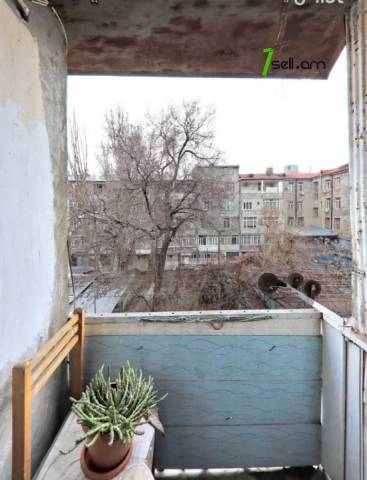 3 սենյականոց բնակարան, Զաքյան փողոցի 1-ին նրբանցք, 78 ք.մ., նախավերջին հարկ, կապիտալ վերանորոգված