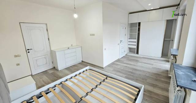 Երեք հարկանի քարե թաունհաուզ Նվեր Սաֆարյան փողոցում Ավանում, 351 ք.մ., 3+ սանհանգույց